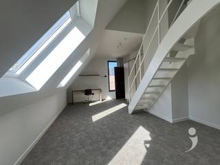 <p><span>Studentenstudio te huur HUB 02 Leuven</span></p><p><span>Op een toplocatie in Leuven, aan het Sint-Jacobsplein en vlak bij Gasthuisberg, de Kruidtuin en het centrum, vind je het moderne studentenproject HUB 02. Achter de karaktervolle gevel van een voormalig koetshuis schuilt een hedendaags en rustig gelegen complex met een aangename private binnentuin.</span></p><p><span>Deze duplex studio is volledig instapklaar en kwalitatief afgewerkt. Elke kamer wordt geschilderd en uitgerust met hoogwaardig vast meubilair, gordijnen en verlichting, en beschikt bovendien over een eigen badkamer met douche, toilet, wastafel en een eigen keuken met de nodige voorzieningen. Naast de privatieve ruimte kunnen studenten gebruikmaken van gemeenschappelijke, volledig ingerichte keukens en een afgesloten fietsenstalling.</span></p><p><span>HUB 02 zet sterk in op duurzaam en energiezuinig wonen dankzij een geothermische warmtepomp, vloerverwarming en zonnepanelen. Dit zorgt niet alleen voor een aangenaam wooncomfort, maar ook voor een toekomstgerichte en efficiënte energievoorziening.</span></p><p><span>De centrale ligging tussen verschillende campussen, zoals Gasthuisberg, Arenberg en het stadscentrum, maakt dit de ideale uitvalsbasis voor elke student.</span></p><p><span>Interesse? Neem contact met ons!</span></p>