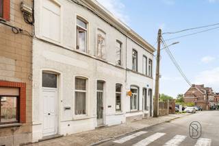 Te renoveren huis, ideaal gelegen in het centrum van Lessines, vlakbij winkels, scholen, het station en de A8.Het bestaat uit een woonkamer, eetkamer, een in te richten keuken, een badkamer, een droge kelder en een in te richten zolder.Technische gegevens: verwarming op stadsgas, dubbele beglazing.Een woning met veel potentieel na renovatie, ideaal als eerste aankoop of als investering.