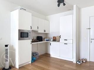 <p><strong>PRIJS: €238.000 inclusief parking.<br /><br />Licht en stijlvol appartement met terras &amp; uitzicht – 11de verdieping in een trendy toren in Antwerpen</strong></p>
<p><br />Wonen in een <strong>architecturaal herkenningspunt van Antwerpen</strong>? Dit verzorgd appartement van <strong>68,2 m² (incl. terras)</strong> op de <strong>11de verdieping</strong> biedt u niet alleen een prachtig uitzicht, maar ook een warm en gezellig gevoel zodra u binnenkomt.</p>
<p></p>
<p>Wat maakt dit appartement zo aangenaam?</p>
<ul>
<li><strong>Zonnige leefruimte</strong> met grote ramen en toegang tot het terras</li>
<li><strong>Open keuken</strong> (vaatwasser, kookplaat, dampkap, oven, koelkast) die naadloos aansluit op de woonkamer</li>
<li><strong>Slaapkamer </strong>met handige <strong>bureelhoek </strong>en toegang tot het terras</li>
<li>Warme parketvloer die luxe en gezelligheid uitstraalt</li>
<li>Ruime <strong>badkamer </strong>met inloopdouche, lavabo en toilet, afgewerkt met comfortabele kunststofvloer</li>
<li>Praktische <strong>berging </strong>met aansluiting voor wasmachine</li>
</ul>
<p><strong><br />Technisch:</strong></p>
<ul>
<li>Verwarming op gas via collectieve installatie met individuele calorimeters</li>
<li>Individuele meters voor water en elektriciteit</li>
<li>EPC, elektriciteitskeuring, plannen en pre-verkoopinfo beschikbaar onderaan deze pagina</li>
</ul>
<p><strong><br />Het geheel omvat:</strong></p>
<ul>
<li>Het <strong>appartement </strong>11E, <strong>€212.000</strong></li>
<li>Private <strong>kelderberging</strong>, inbegrepen (nr. 003, niveau -1)</li>
<li>Twee <strong>fietsenstallingen</strong>, gebruiksrecht inbegrepen (nrs. 412en 413)</li>
<li><strong>Autostaanplaats </strong>(nr. 110, niveau -1) aan <strong>€26.000 (verplicht mee aan te kopen)</strong></li>
</ul>
<p><strong><br />Huursituatie:</strong></p>
<ul>
<li>Autostaanplaats P110 op -1 verhuurd aan €75/maand</li>
<li>Appartement verhuurd, stilzwijgend verlengd. Momenteel zit de overeenkomst in het 3de jaar van een 9-jarige overeenkomst. Opzegbaar voor eigen bewoning mits een vooropzeg van 6 maanden. Huidige huur (geïndexeerd): €816 + €100 provisie kosten</li>
<li><strong>Algemene kosten</strong> appartement en parking: ca. <strong>€145/maand (gemiddelde van de laatste 2 jaarafrekeningen - excl. verwarming)</strong></li>
<li>Verhuur via poolsysteem welk definitief een einde neemt op 31/10/2026</li>
</ul>
<p></p>