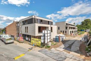 <p>Voor meer info of een bezoek 053 59 49 34 - Op een<strong> toplocatie in Liedekerke</strong> wordt dit <strong>prachtige nieuwbouwproject “Baron de L</strong>” ontwikkeld. Deze luxueuze nieuwbouwresidentie bestaat uit 15 nieuwbouwappartementen (gelijkvloerse appartementen alsook duplex appartementen) met zowel de keuze uit 1, 2 of 3 slaapkamers alsook een ruime woning (halfopen bebouwing)! De bouwheer en de architect hebben deze residentie ontworpen met het oog op de toekomst waarbij rekening gehouden werd met kwalitatieve materialen, duurzaam bouwen en <strong>energiezuinige installaties</strong> (warmtepomp, zonnepanelen, isolatie). Tevens beschikt ieder appartement over een zeer ruim terras waarbij er onmiddellijke connectie is met de leefruimte, waardoor we enorm lichtrijke eet- en leefruimtes creëren! Open ruimten, lichtinval, <strong>energiezuinigheid, kwalitatieve afwerking en materialen</strong> worden hier hoog in het vaandel gedragen. Dit in combinatie met een toplocatie maakt dit project een pareltje in het centrum van Liedekerke! Aan parkeergelegenheid geen gebrek! Er zijn zowel <strong>ondergrondse als bovengrondse staanplaatsen</strong> alsook bergingen te koop. <strong>Afwerking van de entiteiten kan naar eigen smaak en budget.</strong></p>
<p><strong>*Prijs vermeld in de advertentie betreft prijs excl. BTW en kosten</strong></p>