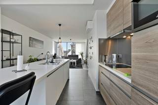 Dit leuk appartement is perfect gelegen: op wandelafstand van alle winkels en voorzieningen.<br /><br />Het appartement is opgedeeld met een slaapkamer op het tweede verdiep en de tweede slaapkamer/bureau op het derde verdiep met een vide die uitkijkt op de keuken.<br /><br />Dankzij de vide en vele raamoppervlaktes is er in het appartement veel natuurlijk licht, waardoor het aangenaam wonen wordt. Bovendien is er een zonnig terras, de ideale plek om te genieten van de buitenlucht en de zon!<br /><br />Daarnaast is er de mogelijkheid om een parkeerplaats aan te kopen, wat een extra gemak biedt.<br /><br />Ben je op zoek naar een recent, betaalbaar appartement met 2 slaapkamers, zonnig terras en parking of een interessante investering? Lees dan zeker verder!<br /><br />Gelijkvloers: Berging voor vuilnis of opslag<br /><br />Verdiep+2: Living met open ingerichte keuken met ingebouwde kasten, frigo, vaatwas, combi-oven, keramische kookplaten, dampkap - Slaapkamer met aanpalende badkamer met inbouwlavabo en douche - Berging/Wasplaats - Apart toilet <br /><br />Verdiep+3: Slaapkamer/bureau/Polyvalente ruimte met aanpalende badkamer met inbouwlavabo en ligbad<br /><br />Parking mogelijk!<br /><br />Bestuursmaatregelen in het maatregelenregister: nee<br /><br />Deze AI-visualisaties zijn bedoeld als inspiratie. Er werd geen rekening gehouden met technische specificaties, stedenbouwkundige voorschriften of de concrete mogelijkheden tot realisatie.