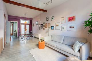 Charmante woning met buitenruimte<br /><br />Locatie<br />In de Kroonstraat, op wandelafstand van het bruisende Moorkensplein, bevindt zich deze charmante en zeer verzorgde woning. De buurt staat bekend om haar gezellige cafés, hippe restaurants en talrijke buurtwinkels, terwijl ook scholen, openbaar vervoer en belangrijke invalswegen zich in de onmiddellijke omgeving bevinden. Met een uitstekende Mobiscore van 9,6/10 geniet u hier van alle troeven van comfortabel stadswonen.<br /><br />Beschrijving<br />Deze knusse woning werd steeds met zorg onderhouden en straalt een warm en huiselijk gevoel uit. Via de inkomhal betreed je de lichtrijke leefruimte, die naadloos aansluit op de keuken. Achteraan bevindt zich een praktische wasruimte, tevens handig als extra bergruimte. Op het gelijkvloers vind je eveneens een apart gastentoilet en een verzorgde badkamer, uitgerust met een douche. Een absolute meerwaarde is de gezellige buitenruimte, waar je in alle rust heerlijke kan vertoeven. Op de eerste verdieping bevinden zich twee volwaardige slaapkamers, die perfect kunnen dienen als slaapkamer, kinderkamer, bureau of hobbyruimte. <br /><br />Verplichte vermeldingen<br />EPC: 295 kWh/m²<br />P-score: D<br />G-score: D<br />Stedenbouwkundige inlichtingen: Vg, Wg, Gvkr, Gmo, Gvv