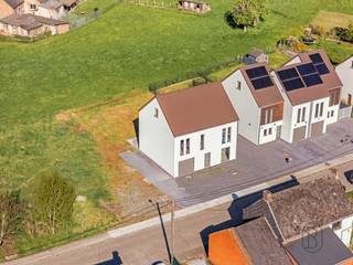 🏡 CREËER DE WONING VAN UW DROMEN – VRIJSTAANDE WONING MET TERRAS & TUIN!Bent u op zoek naar een project waarbij u het interieur volledig naar uw eigen smaak kunt inrichten? Deze vrijstaande woning in gesloten ruwbouw is een zeldzame opportuniteit.Met haar mooie volumes, terras en tuin biedt deze woning een ideale leefomgeving, terwijl u volledige vrijheid behoudt om de binnenafwerking en indeling naar wens te realiseren.✨ IndelingGelijkvloers:InkomhalRuime en lichtrijke woonkamerKeukenruimte naar eigen smaak in te richtenAparte wasruimteGarage met rechtstreekse toegang tot de tuinEerste verdieping:3 slaapkamers, waarvan één met dressingBadkamerApart toiletTweede verdieping:Mogelijkheid tot 2 extra slaapkamers of een polyvalente ruimte🌿 BuitenruimtesMooi terras om van zonnige dagen te genietenMooie tuin die ruimte en rust biedt⚙️ Technische troeven✔ Kwalitatieve PVC-ramen met dubbele beglazing, Belgische makelij✔ Aansluiting op de riolering✔ Regenwaterput van 10.000 L✔ Voorzien voor de installatie van een warmtepomp✔ Moderne technieken reeds voorzien✔ Gezonde structuur = ideale basis voor een gepersonaliseerd project🔥 Sterke puntenVrijstaande woning, zeldzaam op de marktTot 5 slaapkamers mogelijkTerras + tuinAparte wasruimteProject 100% aanpasbaar naar eigen wensenGericht op energiebesparing en modern comfort📍 LiggingGelegen in Beloeil, in een aangename omgeving, dicht bij voorzieningen en belangrijke verbindingswegen.💥 Een woning met sterk potentieel, buitenruimte en een moderne visie — een opportuniteit die u snel moet grijpen!📞 Contacteer ons nu voor een bezoek:Sébastien0496 12 04 46sebastien@immobeguin.be