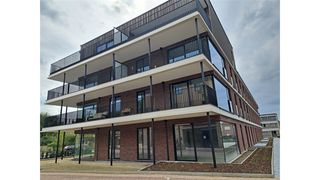 Een mooi afgewerkt en instapklaar nieuwbouwappartement op de derde verdieping bestaande uit een ruime woonkamer met open, ingerichte keuken,...