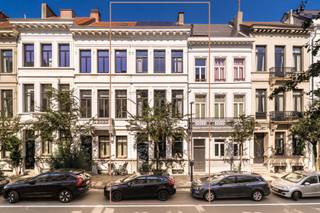 Prachtig gerenoveerd herenhuis met tuin!Gelegen aan één van de mooiste en gemoedelijke straten van Antwerpen-Zuid, bevindt zich dit karaktervolle...