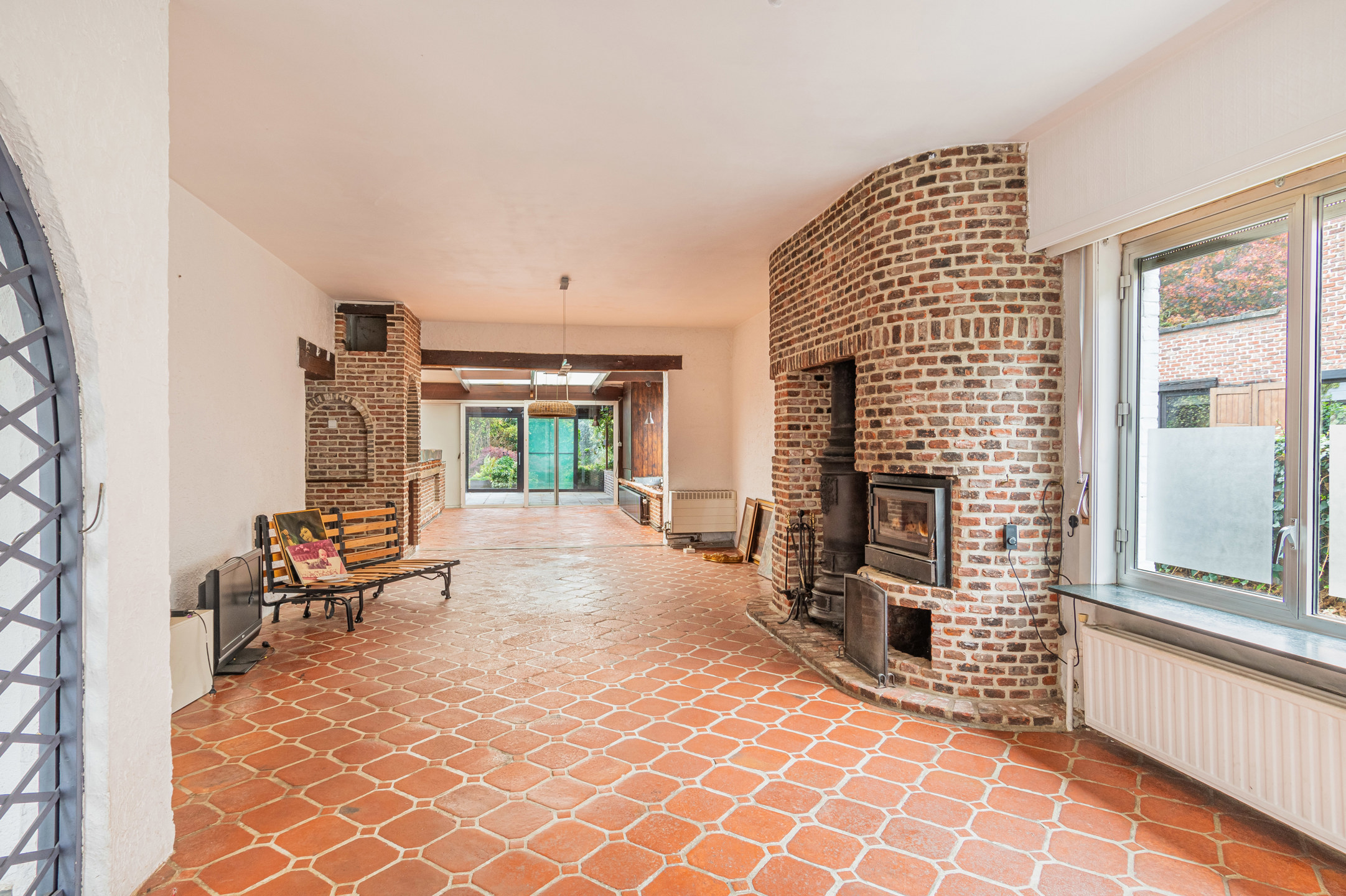 Unieke woning met ruim perceel, grote garage en potentieel - foto 2