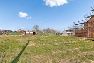 <p><strong>Rustig gelegen bouwgrond</strong> in Meerbeke, op wandelafstand van het Neigembos en het Berchembos. Deze locatie biedt een aangename, groene omgeving gecombineerd met een vlotte aansluiting op de belangrijkste verbindingswegen richting Ninove en Brussel.<strong> Het perceel heeft een oppervlakte van 4 are 94 centiare en is bestemd voor het bouwen van een halfopen bebouwing. </strong>De grond beschikt over een perceelbreedte van 14 meter en een diepte van 36,25 meter. Volgens de geldende voorschriften bedraagt de maximale bouwdiepte 15 meter op het gelijkvloers en 12 meter op de eerste verdieping. De toegelaten bouwbreedte is 10,91 meter en de maximale kroonlijsthoogte is vastgelegd op 6,50 meter. Deze bouwgrond vormt een uitstekende opportuniteit voor wie op zoek is naar een rustige woonomgeving met een vlotte bereikbaarheid en een strategische ligging ten opzichte van Ninove en Brussel. (Maatregelen opgenomen in het maatregelenregister: nee) (Stedenbouw in aanvraag)</p>