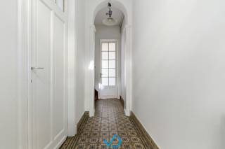 In de D’Hondtstraat, op wandelafstand van de Grote Markt, bevindt zich deze ruime en instapklare stadswoning. Winkels, scholen, openbaar vervoer...