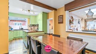 Gezinswoning met authentieke elementen in centrum Lanaken!<br /><br />Deze woning is gelegen aan de Wijngaardstraat in Lanaken, vlakbij het centrum, op een perceel van maar liefst 1096 m². Zowel het centrum van Lanaken, scholen, buurtwinkels en openbaar vervoer liggen op wandelafstand. Op slechts 10 autominuten ben je in het bruisende centrum van Maastricht. <br /><br />Er is circa 165 m² woonoppervlakte ingedeeld als volgt:<br /><br />Via de inkomhal heb je toegang tot de leefruimte met open keuken. De gezellige zithoek bevindt zich vooraan in de woning en is uitgerust met airconditioning. De open keuken is voorzien van alle comfort en is ingericht met inbouwapparatuur.<br /><br />Achter de keuken is er een handige bijkeuken met aansluiting voor de wasmachine. Van hieruit heb je toegang tot de badkamer die is uitgerust met een bad-douchecombinatie, toilet en dubbele wasbak. Tot slot bereik je vanuit de bijkeuken de veranda die uitgeeft op de tuin. <br /><br />Op de eerste etage geeft de nachthal uit op drie slaapkamers en een ruim toilet. Een van de slaapkamers is momenteel ingericht als dressing.<br /><br />De zolderverdieping is bereikbaar via een vaste trap en biedt tot tal van mogelijkheden voor woonuitbreiding.<br /><br />Op kelderniveau is er een praktische opbergkelder.<br /><br />Extra troeven:<br /><br />- Drie ruime slaapkamers<br />- Perceel van 1096 m²<br />- Op slechts een kwartiertje van Maastricht<br />- Geen renovatieverplichting<br />- Behoud van authentieke elementen <br /><br />Benieuwd naar deze woning? Laat het ons weten via 089 390 990 of info@immofair.be!