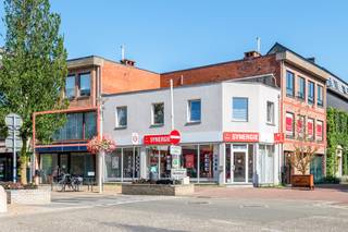 Dit stijlvolle en bijzonder ruime appartement/loft van ca. 190 m² bevindt zich op een absolute toplocatie in het hart van Schoten, met prachtig zicht op het Marktplein en het Gemeentehuis. Een unieke combinatie van ruimte, licht, comfort en een centrale ligging.<br /><br />De royale leefruimte vormt het hart van de woning en geniet dankzij de grote raampartijen van een overvloed aan natuurlijk licht. De open en luchtige sfeer wordt versterkt door het ruime inpandige terras, een bijzondere meerwaarde waar u het hele jaar door in alle rust kunt genieten.<br /><br />De huidige indeling omvat een ruime slaapkamer met een luxueuze badkamer. Dankzij de vele ingemaakte kasten is er bovendien voldoende ruimte voor een dressing en extra bergruimte. <br /><br />De volledig nieuw geïnstalleerde open keuken sluit naadloos aan bij de leefruimte en is uitgerust met alle nodige toestellen. De hedendaagse inrichting en kwalitatieve afwerking maken van deze woning een comfortabele en stijlvolle thuis.<br /><br />Een belangrijke troef is de mogelijkheid om de woonruimte nog verder uit te breiden. De aansluitende ruimte wordt momenteel gebruikt als kantoor, maar kan mits de nodige aanpassingen worden ingericht als twee extra slaapkamers en een bijkomende badkamer. Hierdoor zijn er tal van mogelijkheden voor gezinnen, thuiswerkers of wie extra leefruimte wenst.<br /><br />Daarnaast beschikt het appartement over een ruime kelder, ideaal als extra opslagruimte.<br /><br />De centrale ligging is bijzonder praktisch: winkels, horeca, openbaar vervoer en diverse andere voorzieningen bevinden zich allemaal op wandelafstand. U woont hier midden in het centrum, met alles binnen handbereik.<br /><br />Kortom: een uitzonderlijk ruim en lichtrijk appartement/loft met inpandig terras, hoogwaardige leefkwaliteit en interessante uitbreidingsmogelijkheden, gelegen op een toplocatie in het centrum van Schoten.<br /><br />Naast de foto's geven renders een beeld weer van de mogelijkheden van dit appartement.<br /><br />Gemeenschappelijke kosten: €145.