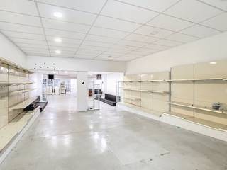 Bent u op zoek naar een ruim polyvalent pand in Temse? Dit pand kan zowel gebruikt worden als winkel (vb lokale buurtwinkel of supermarkt), kantoor of als praktijkruimte voor bijvoorbeeld medische beroepen (vb kinesist).Het wordt te koop aangeboden in de Consciencestraat in het centrum van Temse. Het pand is zeer goed bereikbaar vanaf de N16 rijksweg en via openbaar vervoer (bus en trein). Aan de overzijde van de straat bevindt zich een ruime publieke parking.Voorbij de inkom wordt het pand steeds breder zodat er centraal een erg mooie polyvalente ruimte is. Achteraan zijn afgescheiden ruimtes aanwezig: meerdere bergingen, een toilet, bureau en CV-berging.Technisch:De polybetonvloer en de gyproc wanden werden recent vernieuwd. Er is centrale verwarming op aardgas met luchtverwarmers. De elektriciteit is conform.Er is tevens een Verisure alarm aanwezig.Er zijn geen gemeenschappelijke kosten.