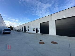 KMO-unit van 277 m² met 2 privatieve parkeerplaatsen te huur. Fenomenaal gelegen langs de bedrijvige Kortrijkseweg (N43) met een vlotte...