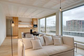 Tussen centrum Antwerpen en Zurenborg ligt een ware oase in de stad: het Groen Kwartier, met PAKT, koffiebar, winkels en fitness, vlakbij Berchem station en invalswegen. <br /><br />Indeling:<br />Dit appartement ligt op de vierde verdieping, toegankelijk met lift of trap. De inkomhal, met ruimte voor een vestiaire, brengt u naar de lichtrijke leefruimte met open keuken, dewelke voorzien is van een prachtige parketvloer. De keuken is een volledig uitgeruste moderne keuken in een fineer eikenhout motief, afgewerkt met een inductiekookplaat met ingewerkte dampkap, composiet werkblad, dubbele spoelbak, koelkast, combi oven en vaatwasser. Grenzend aan de woonkamer en keuken kan u een ruim (35 m²) zuidgeoriënteerd terras terugvinden.<br />De nachthal brengt u tot bij een apart toilet, berging, 2 ruime slaapkamers (16 en 10 m²), een badkamer met ligbad en een douchekamer.<br /><br />Troeven:<br />+ Nieuwbouw<br />+ Top locatie<br />+ Groot zuid terras<br />+ Gunstig EPC<br />+ Ruim en lichtrijk<br />+ Zicht op groen<br /><br />Heeft u interesse en wenst u een bezoek ter plaatse in te plannen? Surf naar onze website www.vbvastgoed.be en klik op de groene knop "ik ben kandidaat"!