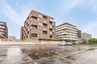 Dit volledig uitgeruste appartement in Residentie Nieuw Brugge combineert rust met een uitmuntende bereikbaarheid nabij het station. De...