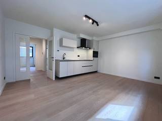 Meubeltjes plaatsen en klaar... Bent u op zoek naar een instapklaar appartement dat een grondige renovatie genoot, dan is dit uw kans !! Het appartement bevindt zich in een kleinschalige residentie, op een steenworp van 'het Zuid' & het Sint-Annaplein en op een boogscheut van het historisch centrum & andere voorzieningen/faciliteiten.<br /><br /><u>Indeling</u>, eerste verdiep (lift aanwezig):<br />centrale inkomhal, lichtrijke woonkamer met open-keuken (hedendaags geïnstalleerd), apart toilet, badkamer, berging en 2 slaapkamers.<br /><br /><u>Technisch</u>:<br />centrale verwarming op aardgas (condensatieketel), aparte tellers EGW, kwaliteitsvolle afwerking (massieve parket) en EPC-label: B.<br /><br /><u>Extra troeven</u>:<br />- volledig instapklaar en vrij bij akte<br />- elektrische installatie conform<br />- leuke stijlaccenten in het interieur<br />- beperkte gemeenschappelijke kosten<br /><br />Bezoek na afspraak met Immoboss: <strong>stefaan@immoboss.be</strong> of <strong>0497 02 44 33</strong>