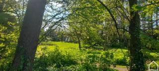 Een verborgen villa met praktijkruimte, bijgebouw en loods in het centrum van Moorslede ook wel de 'groene long' genoemd op maar liefst 1461m². Deze unieke eigendom biedt de kans om te genieten van een ongekend ruime levensstijl te midden van alle voorzieningen. Met zijn 4 SLPKS, praktijkruimte, bijgebouw (eventueel hobbyruimte of kangoeroewoning) en loods biedt het pand tal van mogelijkheden aan. Deze woning is 'instapklaar', want met zijn gunstig EPC is er geen renovatieplicht aan gebonden.<br /><br />ONTDEK DE VASTGOEDVIDEO; https://youtu.be/zcMC8s54jok<br /><br />INDELING:<br /><br />GELIJKVLOERS;<br /><br />Praktijkruimte met zicht en toegang op de tuin (21,4m²) - sanitair bestaande uit een inloopdouche, enkele wasmeubel (4,2m²) - berging (4,3m²) - toilet - garage met automatische sectionale poort (plaats voor 3 auto's) (93,1m²) - grote tuin ong. 3.000m² (in optie aan te kopen)<br /><br />WOONVERDIEP;<br /><br />Traphal (9,2m²) - bureau/slaapkamer (40,3m²) - inkomhal met apart toilet en spoelbakje + vestiaire (30m²) - leefruimte met houtkachel (58,3m²) - keuken met vaatwasser, oven, microgolf, koelkast, diepvries, droogkast, dampkap en vitro keramisch kookplaat (14,1m²) - binnenzwembad met omkleedruimte (54,9m²) <br /><br />SLAAPVERDIEP;<br /><br />Nachthal (6,3m²) - 3 slaapkamers (40,5m² - 30,2m² - 15,2m²) + ensuite badkamer met ligbad, toilet en enkele lavabo (6,3m²) - douchekamer bestaande uit douchecel en enkele lavabo (2,4m²) <br /><br />TE RENOVEREN KANGOEROEWONING/HOBBYRUIMTE;<br /><br />Polyvalente overdekte ruimte met sanitair gedeelte (57,6m²) - Loods (plaatst voor 2 auto's of voor een mobilhome) (90,6m²)<br /><br /><br />Extra: 4 parkeerplaatsen op de parking naast de loods, eigen ingang via de tuin met een eigen straat die op de parking uitkomt, warmtepomp, 24 zonnepanelen, alarmsysteem, oostgerichte tuin met uitweg en parking, gunstig EPC waardoor er geen renovatieplicht is, vloerverwarming op het woonverdiep, convectoren op stookolie, bijgebouw wordt verwarm op gas, optie om tuin extra aan te kopen van 2.911m² die achter de woning ligt,...<br /><br />Interesse in deze woning? Contacteer Maxim via maxim@partnersinvastgoed.be of telefonisch via 0474/40.15.79<br /><br />