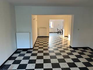 De woning bestaat uit:Gelijkvloers: ruime leefruimte met ingerichte, open keuken - wasplaats - badkamer met douche, lavabo en toilet - berging met...