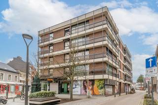 Instapklaar appartement met 2 slaapkamers in hartje Mol.

Dit verzorgd en instapklaar appartement bevindt zich op een centrale locatie in het centrum van Mol, op wandelafstand van winkels, scholen en openbaar vervoer. Dankzij de doordachte indeling en grote raampartijen geniet je hier van een aangename lichtinval en een comfortabel woongevoel.

Indeling
•	Inkomhal met gastentoilet en praktische berging
•	Ruime, lichtrijke leefruimte met aansluitend een goed uitgeruste keuken
•	Nachthal met toegang tot:
      o	2 ruime slaapkamers, waarvan één met ingemaakte kasten
      o	Badkamer met wastafel, douche en aansluiting voor wasmachine en droogkast

Daarnaast beschikt het appartement over een privatieve kelderberging.

Troeven
•	Elektriciteit conform tot 2046
•	Toplocatie in het centrum van Mol
•	Zeer gunstig EPC: label B
•	Instapklaar en praktisch ingedeeld
•	Lift aanwezig
