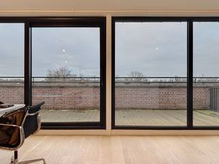 Lily Boeykensstraat 3: Modern penthouse gelegen op rustige site met indeling als volgt: 

Inkomhal met vestiaire en toilet, lichtrijke leefruimte met open keuken, berging met aansluiting wasmachine, 2 slaapkamers.
Zeer ruim terras, deze zal nog opgeknapt worden. 
Ondergrondse staanplaats inbegrepen in de huurprijs

€1200 + €100 (exclusief EGW)
Onmiddellijk beschikbaar