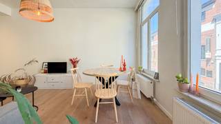 <p>Gezellig appartement van ca 73 m² in een charmante herenwoning in de Broederminstraat. Gelegen vlakbij het Vlinderpaleis, de Troonplaats en het bruisende Zuid bevindt dit appartement zich werkelijk op een toplocatie. Aan leuke cafeetjes, restaurants en supermarkten is hier geen gebrek. Met openbaar vervoer en belangrijke invalswegen in de nabije omgeving is een vlotte bereikbaarheid gegarandeerd.<br /><br />U komt meteen binnen in de lichtrijke leefruimte. Dankzij de hoge plafonds wordt een aangenaam gevoel van ruimte gecreëerd. De halfopen keuken werd praktisch ingericht met een elektrisch kookvuur en spoelbak. Mogelijkheid tot bijplaatsen van een microgolfoven in de voorziene nis. De keuken kan mee genieten van de lichtinval dankzij de grote raampartijen.<br /><br />De twee slaapkamers zijn aan de rustige achterzijde gelegen en kunnen gebruikmaken van een badkamer met combinatie douche/ligbad, lavabomeubel en aansluiting voor wasmachine en droogkast.<br />Apart gastentoilet.<br /><br />Gemeenschappelijke lasten: 35 Euro per maand.<br />Provisie voor het verbruik van water: 45 Euro per maand.<br />De nutsvoorzieningen gas en elektriciteit zijn privé op te nemen door de huurder.<br /><br />Beschikbaar vanaf 1 juli 2026.</p>