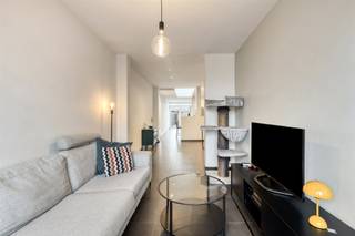 <p>RICHTPRIJS 390.000!</p><p>Deze volledig gerenoveerde gezinswoning is gelegen op een uitstekende locatie, op wandelafstand van het centrum en in de onmiddellijke nabijheid van invalswegen, scholen en het station. Ideaal voor wie comfortabel en centraal wil wonen.</p><p>Bij het betreden van de woning komt u terecht op het lichtrijke gelijkvloers, dat bestaat uit een ruime woonkamer, een volledig ingerichte open keuken, een gezellige eetkamer, een praktische, ruime berging en apart toilet. Dankzij de lichtkoepel geniet deze verdieping van een overvloed aan natuurlijk licht, wat zorgt voor een aangename en open sfeer.</p><p>Op de eerste verdieping bevinden zich twee volwaardige slaapkamers en een stijlvolle badkamer, uitgerust met een ligbad, inloopdouche en toilet.</p><p>De zolderverdieping werd volledig omgebouwd tot een royale master bedroom, wat extra comfort en privacy biedt.</p><p>Daarnaast beschikt de woning over een gezellige tuin, perfect om tot rust te komen. Gevel en dak werden vernieuwd, en de volledige woning werd afgewerkt met hoogkwalitatieve materialen, waardoor ze volledig instapklaar is.</p><p>Een ideale woning voor gezinnen of koppels die op zoek zijn naar kwaliteit, ruimte en een topligging.</p>