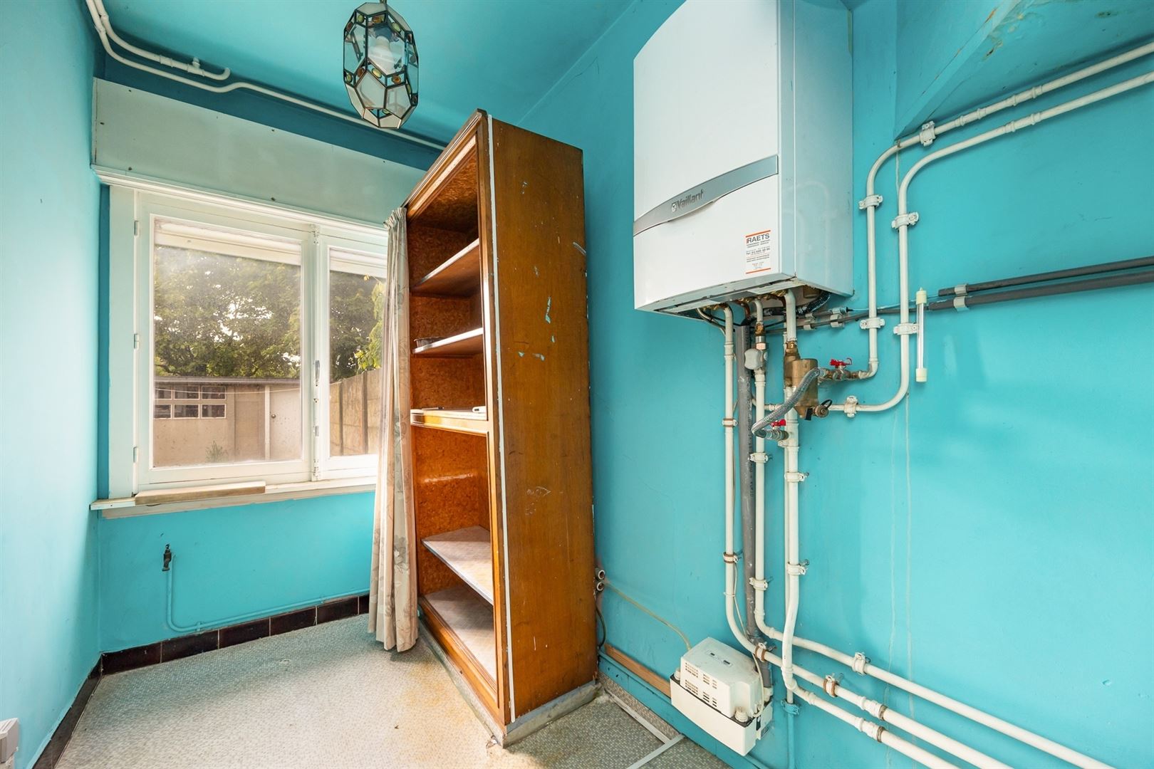 Ruime gezinswoning met zonnige tuin en renovatiepotentieel - foto 4