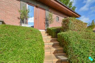 Ontdek deze goed onderhouden, alleenstaande eengezinswoning met magazijn op een ruim perceel van 1.600 m², genietende van een commerciële en...