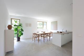 <p>Mooie duplex woning beschikt op de eerste verdieping over een ruime leefruimte met keuken, aansluitende berging, apart toilet en een ruim terras. Op de 2e verdieping bevinden zich 3 slaapkamers, badkamer met douche, dubbele lavabo en apart toilet. <br />De verwarming wordt voorzien met een geothermische warmtepomp op zonnepanelen waardoor de stookkosten aanzienlijk lager liggen dan bij een gasketel. Het appartement voldoet aan de zuinigste energienormen om met deze dure energieprijzen te genieten van en betaalbaar wooncomfort.<br /><br />Het project "Rubenspark" is gelegen op de Mechelsesteenweg te Blaasveld, kort bij het centrum en op wandelafstand van een kleuter- en lagere school, en van verschillende winkelketens zoals Delhaize en Okay. Er is een vlotte bereikbaarheid via de A12 en de E19. <br />Aan de zijde van de Mechelsesteenweg komt een mooi, hedendaags gebouw met 19 appartementen over 4 verdiepingen. Met een ruime keuze tussen 1,2 en 3 slaapkamer-appartementen. Alle terrassen kijken uit op het groene en rustige binnen gebied aan de achterzijde.<br />Achter de appartementen in de groene binnentuin creëren we 12 wooneenheden genoemd stapelwoningen.<br />De gelijkvloerse 2 slaapkamer woningen zijn voorzien van een privatieve tuin en terras en de appartementen zijn allemaal voorzien van een ruim terras. Het project beschikt over een ondergrondse keldergarage en mooie gemeenschappelijke tuinen.<br />In dit groene kader, zal dit project vooral de focus leggen op hedendaagse architectuur en uitgedachte buitenaanleg om een bijzondere woongelegenheid te creëren.</p>