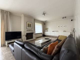 Cette belle et spacieuse villa bénéficie d'un emplacement idéal : au calme, à la périphérie de la ville, à proximité des commerces et des écoles et avec un accès facile à l'E403. La maison comprend un hall d'entrée, des toilettes, un bureau, un salon lumineux, une cuisine entièrement équipée avec des appareils Miele et un garage double au rez-de-chaussée.Au premier étage, vous trouverez 4 chambres spacieuses, 2 salles de bains et des toilettes séparées.Dans le jardin, il y a 2 terrasses et un grand abri de jardin. Le jardin bénéficie pleinement du soleil et offre beaucoup d'intimité. Une belle opportunité !Planifiez rapidement votre visite via Dewaele.comVous pouvez consulter les conditions générales de Dewaele DIY sur dewaele.com.