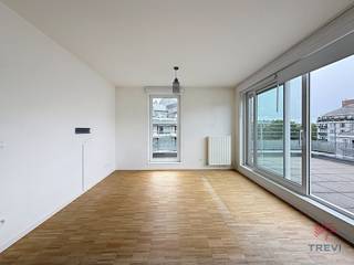 <strong>JETTE</strong>, dans les Jardins de Jette, à deux pas du Centre Universitaire de l'UZ Bruxelles, magnifique penthouse 2 chambres de ± 88m² situé au 4ème étage avec ascenseur. Il se compose comme suit : hall d'entrée, living de ± 21m², cuisine équipée (four, taques, hotte, frigo, lave-vaisselle et micro-ondes), buanderie, terrasse de ± 30m² orientée Sud, 2 chambres (± 11m² et ± 15m²) avec terrasse, salle de bains et douche et cave n°2. Toutes les superficies sont données à titre indicatif. PEB : B-, 17kg/ (m²/ an). Provision charges : 85€/ mois (communs). Emplacement de parking intérieur OBLIGATOIRE : 100€/ mois. Disponibilité immédiate. Remise en peinture prévue.<br /><br /><span>Au 4ème étage avec ascenseur : </span><br />
<ul>
<li>Hall d'entrée</li>
<li>Living de ± 21m²</li>
<li>Cuisine équipée (four, taques, hotte, frigo, congélateur, lave-vaisselle et micro-ondes)</li>
<li>Terrasse de ± 30m² orientée Sud</li>
<li>Buanderie</li>
<li>Chambre de ± 11m² avec terrasse</li>
<li>Chambre de ± 15m² avec terrasse</li>
<li>Salle de bains et douche</li>
<li>WC séparé</li>
</ul>
Cave n°2<br /><br />Provision charges : 85€/ mois - Frais communs<br />Emplacement de parking intérieur OBLIGATOIRE : 100€/ mois<br /><br />PEB : B-, 17kg/ (m²/ an)<br /><br />Remise en peinture prévue<br />Disponibilité immédiate