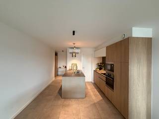 Welkom in residentie Arosa<br /><br />een prestigieus en toekomstgericht woonproject waar duurzaam en kwalitatief wonen hand in hand gaan. De residentie is aan de achterzijde omgeven door een groene en rustige omgeving, waardoor een harmonieuze leefruimte ontstaat die perfect aansluit bij het moderne wooncomfort. <br /><br />Het centrum ligt op wandelafstand en biedt een brede waaier aan faciliteiten, zoals lokale handelaars, grootwarenhuizen en scholen. <br /><br />Residentie Arosa: een toonbeeld van ecologie en duurzaamheid<br /><br />Bouwtechnisch wordt er enkel gebruik gemaakt van de meest geavanceerde technieken: <br /><br />- het appartement is uitgerust met een volledig verwarmings- en koelingsinstallatie via een energie-efficiënte warmtepomp<br /><br />- 10 zonnepanelen, 4100 WP, zorgen voor een aanzienlijke besparing en een lagere ecologische voetafdruk. <br /><br />- Vloerverwarming draagt bij aan een aangenaam en gelijkmatig verwarmingscomfort in alle ruimtes. <br /><br />- elegante afwerkingsdetails zoals glazen en gelakte deuren. <br /><br />Een appartement met persoonlijke afwerking, dit omvat onder meer: <br /><br />- Een moderne en volledig uitgeruste keuken <br /><br />- Luxe badkamermeubel<br /><br />- Hoogwaardig sanitair<br /><br />Het appartement heeft 2 slaapkamers, een vloeroppervlakte van 106 m² en een terras van 5 m², wat een compacte maar zeer efficiënte en aangename leefruimte biedt. <br /><br />Residentie Arosa omvat slechts zes appartementen, wat zorgt voor een exclusieve en kleinschalige sfeer. De zongerichte ligging en het gebruik van hernieuwbare energie maken het project aantrekkelijk voor wie waarde hecht aan een duurzame levensstijl. <br /><br />Syndic provisie: 100 eur/maand<br /><br />Beschikbaar vanaf: 01/12<br /><br />