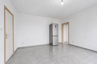 <p>Te koop: halfopen woning in Lebbeke, gelegen in de woonkern en nabij scholen, openbaar vervoer en invalswegen.</p>
<p>Deze gerenoveerde woning biedt een praktische indeling met zowel boven als beneden een badkamer. De gelijkvloerse slaapkamer maakt het pand geschikt voor diverse levensfases, terwijl de ruime zolder van 31 m² mogelijkheden biedt voor een grote vierde kamer. De ligging in Lebbeke zorgt voor een vlotte verbinding met het treinstation en omliggende gemeenten.</p>
<p>Belangrijkste ruimtes:<br />• Inkomhal (8 m²)<br />• Living (20 m²) met toegang tot veranda (10 m²)<br />• Keuken (11 m²) met dubbele spoelbak, dampkap, koelkast, oven, ontbijthoek en ingemaakte kasten<br />• Gelijkvloerse slaapkamer (14 m²)<br />• Badkamer beneden (5 m²) met douche, toilet en wastafel<br />• Twee slaapkamers boven (18 m² en 11 m²)<br />• Badkamer boven (7 m²) met ligbad, toilet en wastafel in meubel<br />• Dressing (1 m²)<br />• Zolder (31 m²) met uitbreidingsmogelijkheden<br />• Tuin (100 m²)</p>
<p>Troeven:<br />• Gerenoveerd<br />• Twee badkamers, zowel boven als beneden<br />• Zolder met potentieel voor extra grote kamer en gelijkvloerse slaapkamer aanwezig</p>
<p>Neem vandaag nog contact op met je ERA-makelaar voor een bezoek.</p>
