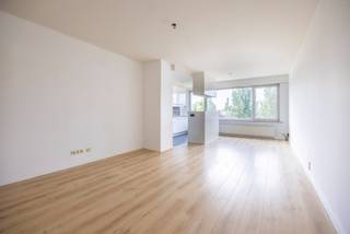 Bent u op zoek naar een gerenoveerd appartement met 2 slaapkamers en dit op een toplocatie? Dan stellen wij graag volgend appartement op de derde verdieping (zonder lift) aan u voor!<br /><br />Indeling:<br />Vooraan is er de lichtrijke woonkamer met aanpalend de moderne gerenoveerde keuken. De keuken is voorzien van alle nodige comfort en toestellen. Centraal is er de badkamer die voorzien is van een ligbad met douchefunctie, een enkele lavabo en een toilet. Verder zijn er nog twee slaapkamers.<br /><br />Pluspunten:<br />- Dak is geïsoleerd<br />- Gerenoveerd<br />- Toplocatie<br /><br />Voor meer informatie of een bezichtiging kan u One vastgoed steeds bereiken op volgend nummer 03 360 85 30.