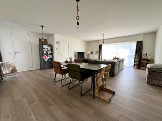 Instapklare halfopen woning met fraaie voor- en achtertuin op een unieke locatie te Brasschaat nabij Mishagen-Ploegsebaan. Indeling: inkomhal met gastentoilet, technische ruimte en aparte wasplaats. Een woon- en eetkamer 45m² met trap naar verdieping en veel lichtinval door de grote raampartijen. Een aparte woonkeuken voorzien van hedendaags comfort met toegang tot het overdekt terras. Tevens is er een multifunctionele ruimte anex bureel of 3e slaapkamer 19m² voorzien van een wastafel. De eerste verdieping omvat een nachthal, 2 slaapkamers (15m² en 17m²) op laminaat, een doorloopkamer met ingebouwde kastenwand. Een badkamer ingericht met ligbad, aparte douche, wandmeubel met lavabo en 2e toilet. Bijzonderheden: oprijlaan met poort, carport, buitenberging en achtertuin.