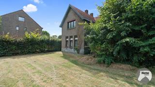 SCHELLE - Voormalige landbouwsite met loods op 9.457 m² – optioneel uit te breiden tot bijna 3 ha<br /><br />Op een landelijke en groene locatie in Schelle bevindt zich deze voormalige landbouwsite op 9.457 m², een unieke eigendom voor wie op zoek is naar ruimte, potentieel en een project op maat.<br /><br />De bestaande woning en loods met een oppervlakte van 223m² dienen grondig gerenoveerd of verbouwd te worden. Ook afbraak en heropbouw kunnen, mits de nodige toelatingen, worden onderzocht.<br /><br />Een bijzondere troef is de mogelijkheid om 19.930 m² rechtstreeks aangrenzende landbouwgrond optioneel bij aan te kopen. Zo ontstaat één aaneengesloten geheel van maar liefst 29.387 m², of bijna 3 hectare.<br /><br />De site is bijzonder interessant voor paardenliefhebbers die wonen en hun passie voor paarden op één locatie willen combineren. Bovendien zijn gekende ruitersportlocaties zoals Azelhof, Jumping Bonheiden en Sportstal Vanderhasselt vlot bereikbaar.<br /><br />Ook voor wie de uitbouw of heropstart van een agrarische activiteit overweegt, biedt het agrarische verleden van de site in combinatie met de aansluitende landbouwgronden interessante mogelijkheden.<br /><br />De eigendom geniet bovendien van een aantrekkelijke ligging: landelijk en groen, maar tegelijk centraal tussen Antwerpen en Brussel en met een goede aansluiting naar de belangrijkste verkeersassen. Het open landschap en de Rupel met haar dijken versterkt het landelijke karakter.<br /><br />Een zeldzame opportuniteit voor wie ruimte en potentieel zoekt: als landelijke woonplek, voor paardenliefhebbers of voor de mogelijke uitbouw van een agrarische activiteit.<br /><br />Alle vermelde ontwikkelings- en gebruiksmogelijkheden zijn onder voorbehoud van de geldende stedenbouwkundige voorschriften, bestemming, vergunningen en overige regelgeving.<br /><br /><span><strong>Enkele troeven:</strong></span><br /><br />- uitzonderlijk ruim perceel op een centrale locatie tussen Antwerpen en Brussel<br />- Veelzijdig potentieel<br />- Optioneel uitbreidbaar tot bijna 3 ha.<br />- Voormalige landbouwsite met karakter<br />- 6% btw sloop & heropbouw mogelijk (onder voorbehoud van het voldoen aan alle geldende wettelijke voorwaarden)<br /><br />Wens je een bezoek in te plannen? Neem dan zeker contact op via 053/60.65.66.