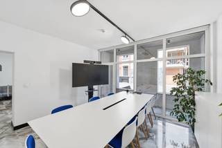 Te koop in Lennik, op Alfred Algoetstraat, een kantoor van ongeveer 310 m², ideaal gelegen in een rustige, centrale en vlot bereikbare omgeving.<br /><br />Het pand bevindt zich in een gemengde zone met zowel professionele activiteiten als woningen, wat zorgt voor een aangename werkomgeving terwijl het toch dicht bij belangrijke invalswegen ligt met een snelle verbinding naar Brussel en de omliggende gemeenten.<br /><br />Het kantoor is gelegen in een markant hoekgebouw in het dorpscentrum en geniet daardoor van uitstekende zichtbaarheid en een strategische ligging.<br /><br />Volledig gerenoveerd in 2016 is het pand instapklaar en voorzien van moderne afwerkingen zoals nieuwe ramen, dak, verwarmingssysteem, verhoogde vloer en LED-verlichting, wat zorgt voor een functionele en comfortabele werkruimte.<br /><br />De energievoorziening gebeurt via een Viessmann gascondensatieketel (2016). <br /><br />Daarnaast beschikt het pand over 2 garages en een buitenparking (niet inbegrepen in de prijs), wat extra parkeer- en gebruiksmogelijkheden biedt.<br /><br />Dit kantoor is ideaal voor administratieve, vrije of dienstverlenende activiteiten die op zoek zijn naar een strategische locatie in de rand met een rustige werkomgeving.<br /><br />Een instapklare opportuniteit die zichtbaarheid, bereikbaarheid en modern comfort combineert.