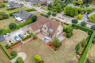 Een veelzijdige woning met ruimte, comfort, energiezuinigheid en een prachtige tuin.Deze charmante villa combineert functionaliteit met gezelligheid...