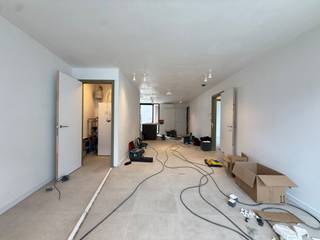 Bent u op zoek naar een centraal gelegen appartement in Tielt waar u comfortabel en zorgeloos kunt huren? Dan is dit nieuwbouwproject precies wat u zoekt!<br /><br />In de Kortrijkstraat in Tielt op de eerste verdieping bieden wij dit stijlvol nieuwbouwappartement aan. De appartementen worden volledig instapklaar opgeleverd en afgewerkt met kwalitatieve voorzieningen, waaronder verlichting, gordijnen, airco,...<br /><br />Indeling van het pand:<br />Binnenkomen doet u via de inkom met gastentoilet, vervolgens hebben we de ruime leefruimte met open en volledig geïnstalleerde keuken + bering, de leefruimte heeft ook toegang tot het overdekt en vooral zonnig terras, twee volwaardige slaapkamers waarvan één met terras langs te voorkant en badkamer.<br /><br />Provisie gemeenschappelijke kosten: €50/ maand.<br />Optioneel kunt u ook een staanplaats huren: €25/ maand. <br /><br />Interesse in dit unieke project? Aarzel dan niet om ons te contacteren!