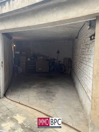 Garagebox aan de achterkant van een kleine mede-eigendom, ideaal om uw wagen te parkeren of als opslagruimte.Uitstekende opportuniteit voor een...