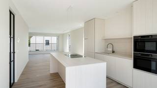 Hoogwaardig afgewerkt nieuwbouw appartement in een villaresidentie te Knokke - Westkapelle. Stijlvol afgewerkt en voorzien van twee slaapkamers, twee zonneterrassen en een garageoptie in het gebouw. <br /><br />Een absolute troef zijn de twee ruime zonneterrassen, waardoor u de hele dag door kunt genieten van licht en zon. Bovendien biedt dit appartement alle garanties voor een zorgeloze toekomst: EPC-label A, conforme elektrische installatie, asbestvrij en uitgerust met zonnepanelen. Het appartement is overal voorzien van ingemaakte kasten, inbouwverlichting, volledig opgeschilderd... .<br /><br />Indeling: inkomhal, gastentoilet en bergruimte/wasplaats (ingemaakte kasten), een lichtrijke doorzonleefruimte met grote raampartijen en een prachtige open leefkeuken voorzien van alle hedendaagse comfort. Aan weerszijden van de leefruimte bevinden zich zonnige terrassen die het binnen- en buitenleven perfect met elkaar verbinden. Verder beschikt het appartement over twee volwaardige slaapkamers en een moderne badkamer met stijlvolle inloopdouche. Overal maatwerk, professioneel geschilderd, inbouwverlichting, ... . Instapklaar. <br /><br />In het gebouw is een gemeenschappelijke fietsenberging aanwezig. Daarnaast bestaat de mogelijkheid om een garage in de residentie aan te kopen.<br /><br />Interesse? Contacteer Willem Cauwels voor een bezoek ter plaatse op Tel 050.89.27.70
