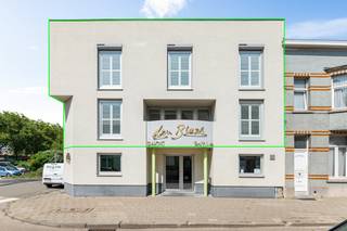 Dit gebouw is gelegen op de hoek van de Kapelstraat en de Charlotta Finckstraat te Hoboken, op een uitstekende locatie in de nabijheid van winkels, scholen en openbaar vervoer.<br /><br />Het pand omvat een handelsgelijkvloers (momenteel verhuurd als frituur) en een modern duplex-appartement met 3 slaapkamers en een aparte ingang.<br /><br />Via de Kapelstraat 328 betreedt u het handelsgelijkvloers. Deze handelsruimte van meer dan 60 m² beschikt over een apart toilet voor klanten en een achterliggende werkruimte van 30 m² met directe toegang tot de garage. Dankzij de huidige uitbating als frituur geniet u van een stabiel huurrendement.<br /><br />Het duplex-appartement, bereikbaar via de Charlotta Finckstraat 2, verwelkomt u met een ruime inkomhal, gastentoilet en berging. Op de eerste verdieping bevindt zich de lichtrijke leefruimte met toegang tot het terras en een volledig uitgeruste open keuken. Deze is voorzien van o.a. een inductiekookplaat, ingebouwde friteuse, dampkap, vaatwasser, ingebouwd koffiemachine, oven, microgolf en een Amerikaanse koelkast met wijnkoeler. Daarbovenop vindt u een praktische berging met aansluiting voor wasmachine en droogkast.<br />Op de tweede verdieping bevinden zich 3 ruime slaapkamers (20 m² / 19 m² / 9 m²), een apart toilet en een luxueuze badkamer. De badkamer beschikt over een inloopdouche, badkamermeubel, spiegel en handdoekdroger. De badkamer staat in verbinding met een dressing van maar liefst 13 m², afgescheiden met een elegante glazen wand.<br /><br /><br />Troeven<br />+ Verhuurd handelsgelijkvloers – onmiddellijke opbrengst<br />+ Modern duplex-appartement met 3 slaapkamers<br />+ Volledig uitgeruste keuken<br />+ Ruime dressing & luxueuze badkamer<br />+ Goed EPC<br />+ Centrale ligging in Hoboken<br /><br />Ook intresse in dit gebouw? Neem contact op voor een bezoek ter plaatsen op 03 337 50 70 of via info@vbvastgoed.be