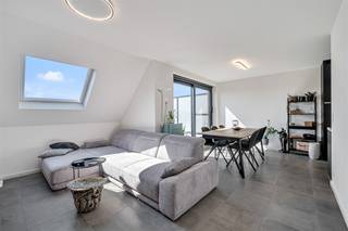 Te koop in het hart van Aalst: een bijna-energieneutraal appartement in de Arbeidstraat 55 bus 3.2. Dit eigentijds appartement...