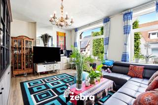 Deze eigendom geniet van een uitstekende ligging in een aangename en residentiële buurt van Brugge. Dankzij de centrale locatie bevinden winkels, scholen, horeca en diverse diensten zich op korte afstand. Ook het openbaar vervoer is vlot bereikbaar, waardoor u zich gemakkelijk binnen Brugge en de ruime regio kunt verplaatsen.<br /><br />Deze gesloten bebouwing betreedt u via de handelsruimte, die momenteel ingericht is als winkel. Aansluitend vindt u de keuken met gezellige zit- en eetruimte.<br />Het gelijkvloers beschikt verder over een badkamer en een ruime berging. Achteraan bevindt zich een ruime garage met zolderruimte.<br />Via de hal heeft u toegang tot de droge kelder.<br /><br />De eerste en tweede verdieping bieden samen vier volwaardige, lichtrijke slaapkamers. Op de tweede verdieping is bovendien een extra toilet aanwezig.<br />Via een uitschuifbare zoldertrap bereikt u de bergzolder.<br /><br />Verder beschikt de woning over zonnepanelen met omvormer en thuisbatterij, een condenserende gasketel en conforme elektriciteit.<br /><br />Kortom, een unieke opportuniteit voor zelfstandigen, ondernemers of gezinnen die op zoek zijn naar ruimte, comfort en energiezuinigheid.<br /><br /><strong>Ook wild geworden van deze thuis?<br />Twijfel niet langer en leg vandaag nog uw bezoek vast!</strong>