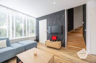 Deze aangename <strong>vakantiewoning te residentie Duinengolf</strong>, gelegen op korte afstand van <strong>strand en zee</strong>, biedt met een <strong>bewoonbare oppervlakte van 84 m²</strong> alle comfort voor een ontspannen verblijf met familie of vrienden;<br />De woning onderging in 2020 een <strong>volledige renovatie</strong>. Daarbij werden onder meer een nieuwe moderne keuken, een nieuwe badkamer met inloopdouche en twee nieuwe toiletten geplaatst. Ook de verwarming werd vernieuwd met een energiezuinige condenserende gasketel;<br />De vakantiewoning beschikt over <strong>drie slaapkamers</strong> en een aangenaam terras waar u heerlijk kunt genieten van het buitenleven. Op het domein is bovendien een speeltuin aanwezig, wat deze woning extra aantrekkelijk maakt voor gezinnen met kinderen;<br />Geen domicilie toegelaten;<br />Verkoop onder erfpacht;<br /><br /><u>Indeling:</u><br />Beneden: Inkom, apart toilet, leefruimte met volledig geïnstalleerde open keuken, bergruimte & terras;<br />Verdiep: Nachthal, 3x slaapkamer, badkamer met inloopdouche, dubbele wastafel en toilet;<br /><br /><u>Troeven:</u><br />- Volledig gerenoveerd;<br />- Commerciële verhuring mogelijk;<br />- Speelplein op domein;<br />- Op wandelafstand van zee, strand en duinen;<br /><br />Neem zeker contact op bij verdere vragen of om een vrijblijvend plaatsbezoek in te plannen!