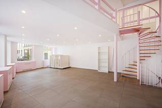 Dans un emplacement d'angle de premier plan sur la Lange Klarenstraat, en continuité avec la Lange Nieuwstraat entièrement réaménagée, se trouve cet espace commercial exceptionnellement spacieux avec une forte visibilité commerciale pour vos activités.<br /><br />Son emplacement central, à distance de marche de la Meir, combine une accessibilité excellente avec un passage et une visibilité continus. De plus, l'espace public réaménagé autour de la propriété renforce le caractère représentatif de cet emplacement.<br /><br />L'espace commercial s'étend sur plusieurs niveaux et se distingue par ses vastes surfaces ouvertes. Au rez-de-chaussée se trouve un espace commercial généreux, relié au niveau supérieur où des espaces commerciaux ou de travail supplémentaires et un bureau séparé sont prévus.<br /><br />Un atout majeur est le sous-sol, avec environ 180 m² d'espace de stockage, de travail et d'entreposage pleinement fonctionnel. Il comprend différentes zones de stockage, un atelier, un espace pour les machines, un espace d'expédition, un vestiaire et des toilettes.<br /><br />Sur le plan logistique, la propriété est exceptionnellement bien conçue. L'emplacement de parking privatif se trouve directement à l'entrée de l'espace de stockage, ce qui rend le chargement et le déchargement avec un camionnette particulièrement facile. De plus, une ouverture est déjà prévue depuis l'espace de stockage pour l'installation d'un monte-charge vers l'espace commercial au rez-de-chaussée. Une valeur ajoutée importante pour les activités nécessitant un déplacement régulier de marchandises, de matériaux ou de collections entre les deux niveaux.<br /><br />Grâce à la combinaison de visibilité, d'un espace de stockage étendu et d'une logistique efficace, la propriété convient à une grande variété de concepts. Pensez à un magasin haut de gamme, une salle d'exposition, un studio d'intérieur ou de design, un atelier créatif, une galerie, un concept store, un bureau avec fonction de salle d'exposition ou une entreprise souhaitant combiner espace commercial, production, stockage ou présentation.<br /><br />Détails spécifiques<br />- Emplacement d'angle de premier plan dans le centre d'Anvers<br />- À distance de marche de la Meir<br />- Espace bureau séparé<br />- Environ 180 m² d'espace de stockage et de travail<br />- Emplacement de parking privatif directement à l'entrée de l'espace de stockage<br />- Chargement et déchargement très facile avec une camionnette<br />- Ouverture pour un monte-charge entre l'espace de stockage et l'espace commercial déjà prévue<br />- Convient à une grande variété d'utilisations commerciales et créatives<br />- Parking public et transports en commun à proximité immédiate