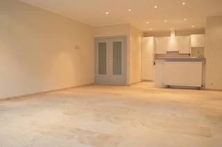 Ruim en lichtrijk 2 slaapkamer appartement pal in het centrum van Gullegem. Alle moderne voorzieningen aanwezig zoals CV op aardgas, dubbelglas, badkamer met douche, verzorgde open keuken en een heel ruime leefruimte. <br /><br />Een totaal oppervlak van 100m² met slaapkamers van 10 en 13m².<br /><br />Beschikbaarheid: 01/05/2026<br />Adres: Bissegemstraat 21, Gullegem<br />Huurprijs: 595 EUR/maand<br />Onze referentie: DEV4985