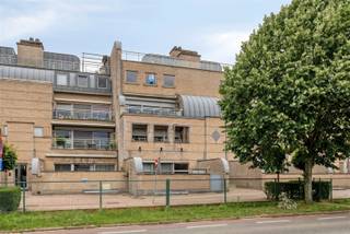 <p><span><strong>TE KOOP: Instapklaar duplexappartement met 3 slaapkamers en prachtig terras in hartje Zolder!</strong></span><br /><span>Dit ruime en instapklare duplexappartement is gelegen op een uitstekende locatie in het centrum van Zolder. Winkels, scholen, openbaar vervoer, horecazaken en andere dagelijkse voorzieningen bevinden zich op wandelafstand, terwijl ook de omliggende gemeenten en belangrijke verbindingswegen vlot bereikbaar zijn.</span><br /><span>Het appartement bevindt zich op de derde en vierde verdieping van een verzorgd gebouw met lift en biedt een aangename combinatie van ruimte, comfort en praktische voorzieningen.</span><br /><span>Op de woonverdieping vindt u een ruime en lichtrijke leefruimte met grote raampartijen die zorgen voor veel natuurlijke lichtinval. De ingerichte keuken sluit aan op een praktische berging, wat zorgt voor extra opbergruimte en gebruiksgemak. Verder beschikt het appartement over drie volwaardige slaapkamers, een badkamer met ligbad en een apart toilet.</span><br /><span>Via een vaste trap bereikt u de bovenverdieping. Hier bevindt zich een lichtrijke glazen veranda die toegang geeft tot het ruime terras. Deze aangename extra ruimte vormt samen met het terras een absolute meerwaarde en creëert een unieke plek om in alle rust te genieten van het open uitzicht.</span><br /><span>Bijkomende troeven zijn de twee airco-units, de aanwezigheid van een lift, de ruime ondergrondse berging en de privatieve autostaanplaats. Dankzij de verzorgde afwerking en de uitgevoerde renovaties is het appartement instapklaar en geschikt voor zowel eigen bewoning als investering.</span><br /><span><strong>Indeling:</strong></span><br /><span>Inkomhal, apart toilet, ruime leefruimte, ingerichte keuken met aansluitende berging, drie slaapkamers en badkamer met ligbad. Via een vaste trap bereikt u de bovenverdieping met lichtrijke glazen veranda en toegang tot het ruime terras.</span><br /><span>Daarnaast beschikt het appartement over een ruime ondergrondse berging en een privatieve autostaanplaats.</span><br /><span>Ligging:</span><br /><span>Gelegen in het centrum van Zolder, met winkels, scholen, openbaar vervoer, horecazaken en andere dagelijkse voorzieningen op wandelafstand. Dankzij de centrale ligging en de vlotte verbinding met omliggende gemeenten en belangrijke invalswegen geniet u hier van een uitstekende bereikbaarheid.</span><br /><span><strong>Troeven:</strong></span><br /><span>- Centrale ligging in hartje Zolder!</span><br /><span>- Ruim duplexappartement!</span><br /><span>- 3 volwaardige slaapkamers!</span><br /><span>- Groot terras met open uitzicht!</span><br /><span>- Airconditioning aanwezig!</span><br /><span>- Kelderberging inbegrepen!</span><br /><span>- Privatieve autostaanplaats!</span><br /><span>- Interessant als eigen woning en investering!</span><br /><span><strong>EPC C met certificaatnummer 20260604-0003885049-RES-1</strong></span><br /><span><strong>G-score: A</strong></span><br /><span><strong>P-score: B</strong></span><br /><span><strong>Stedenbouwkundige info: woongebied – bouwvergunning – geen voorkooprecht </strong></span><br /><span>Bron bewoonbare oppervlakte EPC</span></p>