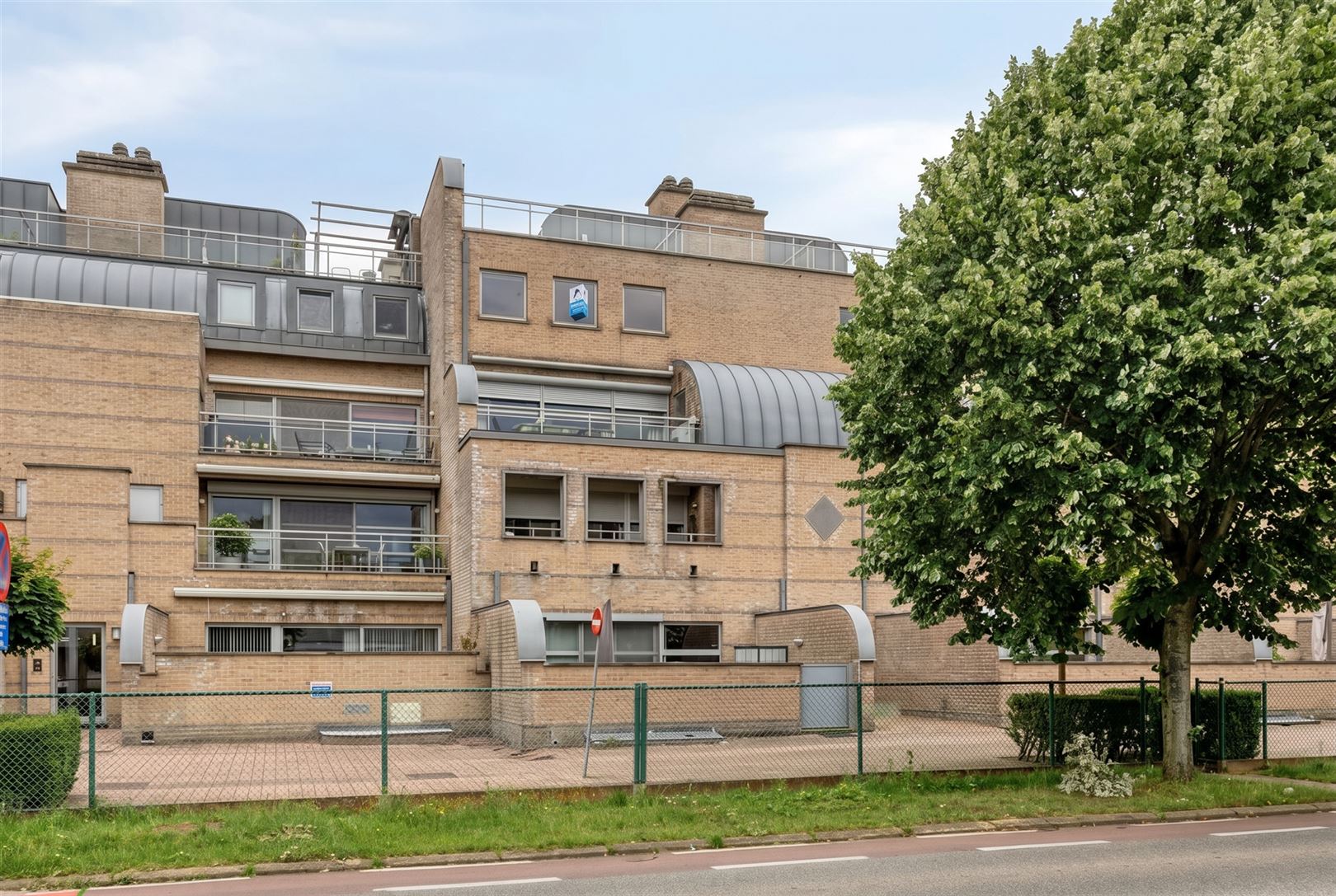 TE KOOP: Instapklaar duplexappartement met 3 slaapkamers en prachtig terras in hartje Zolder! - foto 2