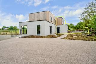 <p><span>Ontdek deze sublieme nieuwbouw 3-gevel villa, gelegen in de charmante Mijnwerkersstraat 17, in het landelijke Zottegem. </span><br /><span>Deze moderne woning biedt alles wat u zoekt: energiezuinig, licht en een adembenemend uitzicht.</span><br /><span>Indeling: </span><br /><span>Inkomhal met gastentoilet</span><br /><span>Lichtrijke leefruimte met zithoek en eetplaats. </span><br /><span>Moderne open keuken met hoogwaardige toestellen van Zanussi en een inductiefornuis van Novy met geïntegreerde afzuiging.</span><br /><span>Bergruimte met wasruimte. En extra bergruimte onder de trap.</span><br /><span>1e verdiep: 3 ruime slpks, bureau corner en bdk met inloopdouche, wastafel en 2e toilet.</span><br /><span>De woning heeft nu een aangelegde tuin met afzonderlijke tuinberging, ideaal voor al uw tuinmateriaal of als veilige opslagplaats voor fietsen. Er zijn 2 parkeerplaatsen voor de deur.</span><br /><span>De woning beschikt over 15 zonnepanelen en een omvormer met een vermogen van 7500W, wat zorgt voor een zeer lage energierekening. Ook is er regenwaterrecuperatie via een regenwaterput van maar liefst 15.000 liter. Naast de zonnepanelen en regenwaterput is er ook een warmtepomp, een voorziening voor een laadpaal, en een regelbaar Vasco-ventilatiesysteem, wat deze woning uiterst energiezuinig en comfortabel maakt.</span><br /><span>Deze topwoning is ideaal gelegen op een korte afstand van winkels, scholen en openbaar vervoer, en bevindt zich slechts 15 km van de autosnelweg. Een woning als deze komt zelden op de markt!</span><br /><span>Huurprijs: 1.350 + €100/maand voor nutsvoorzieningen. G-score: A / P-score: A</span><br /><span>IMMO ZONE RHODELAND - ANNELEEN WAEREMOES  0472/22 25 22</span></p>