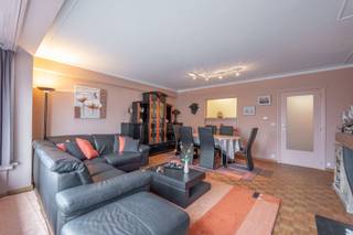 Au sein de la résidence Residentie Europe, nous vous proposons cet appartement à rafraîchir bénéficiant d’une situation centrale sur la Lippenslaan, avec une vue dégagée en direction de la Elizabetlaan.<br /><br />L’appartement offre une superficie habitable de 85 m² et dispose d’un agencement pratique et confortable. La cuisine séparée est entièrement équipée avec tout le confort moderne. Vous y trouverez également deux chambres spacieuses et complètes, idéales tant comme résidence principale, pied-à-terre ou investissement.<br />La salle de bains, située au centre de l’appartement, est fonctionnelle. Une cave privative dans l’immeuble complète l’ensemble et offre un espace de rangement supplémentaire.<br /><br />Intéressé(e) ? Contactez-nous pour plus d’informations ou pour organiser une visite.<br /><br />Ref. A721 